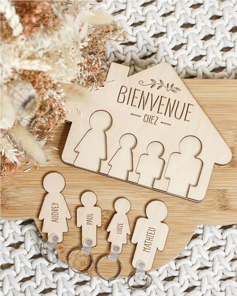 Accroche clés mural en bois personnalisé - Bienvenue chez nous (4 personnes)