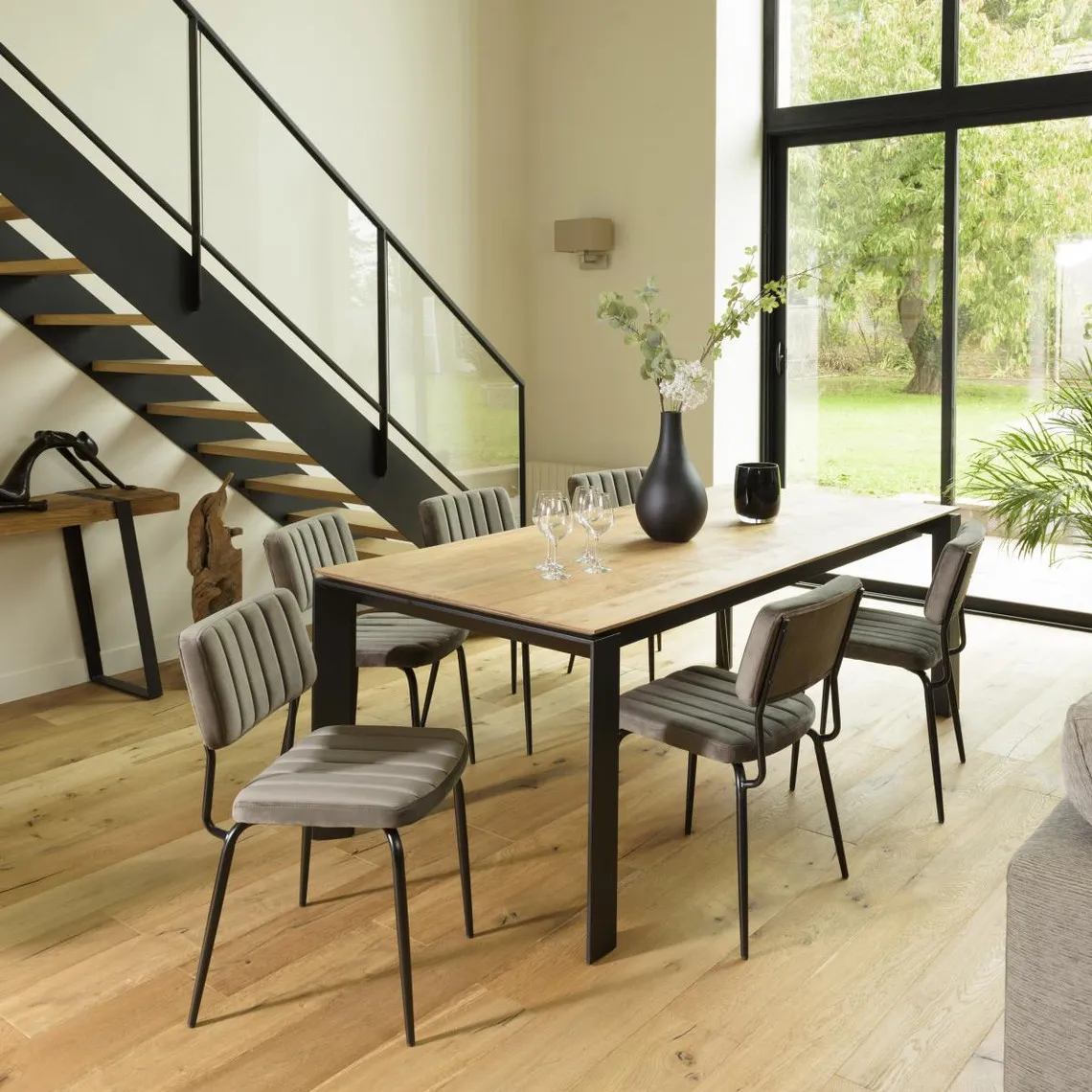 Chaise velours gris foncé pieds métal noir | 3 Suisses