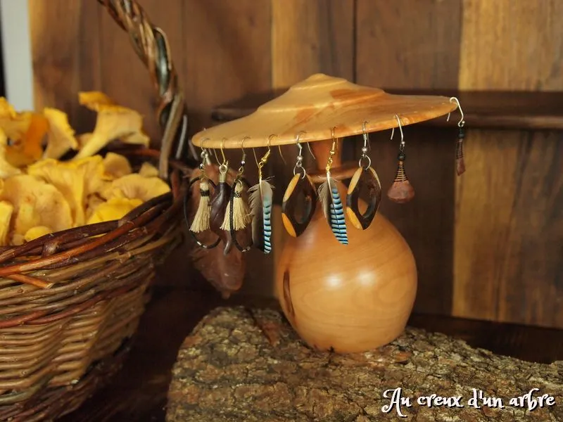 Champignon porte boucle d’oreille – grand modèle en frêne et pommier 