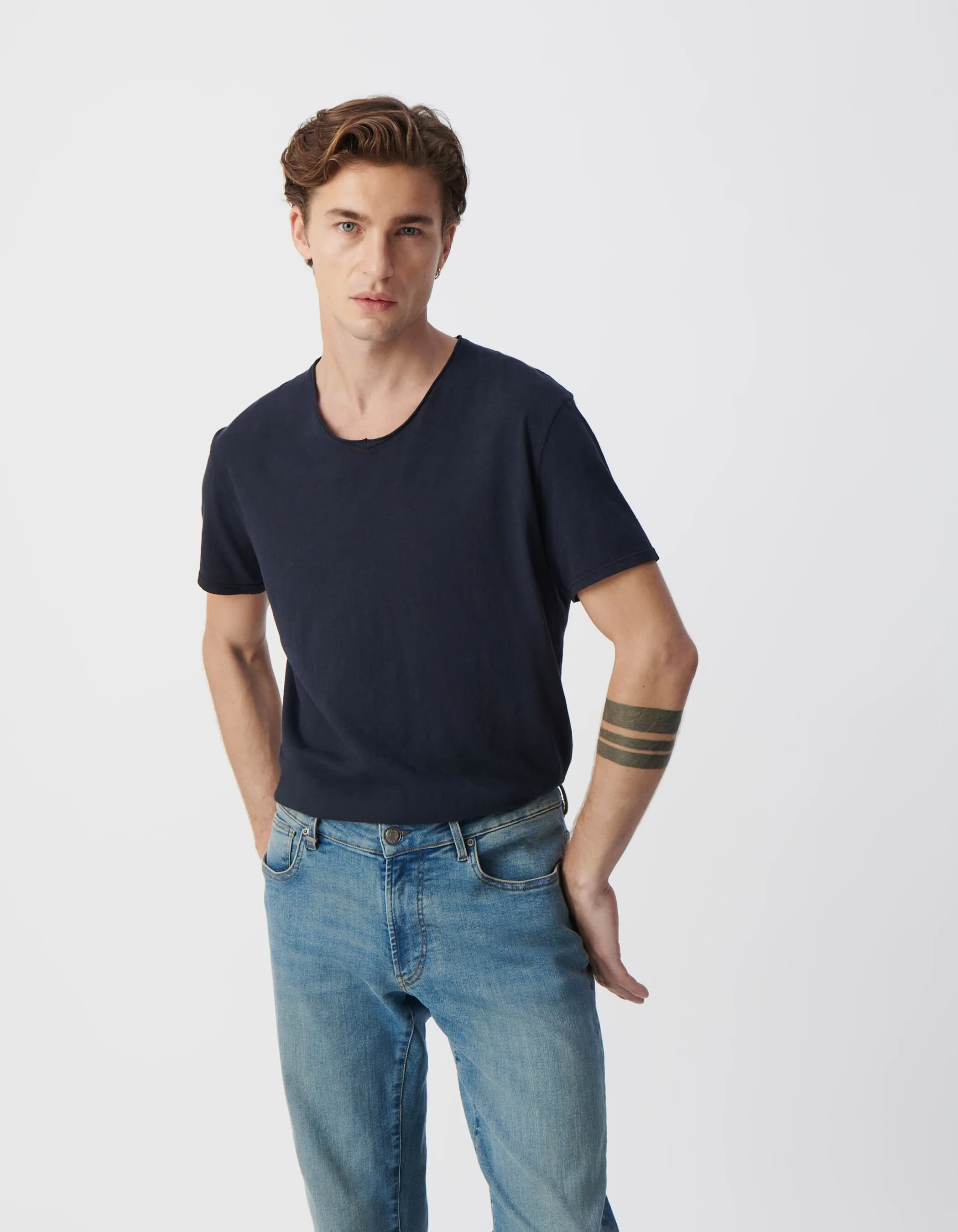 T-shirt L'Essentiel marine col V Homme